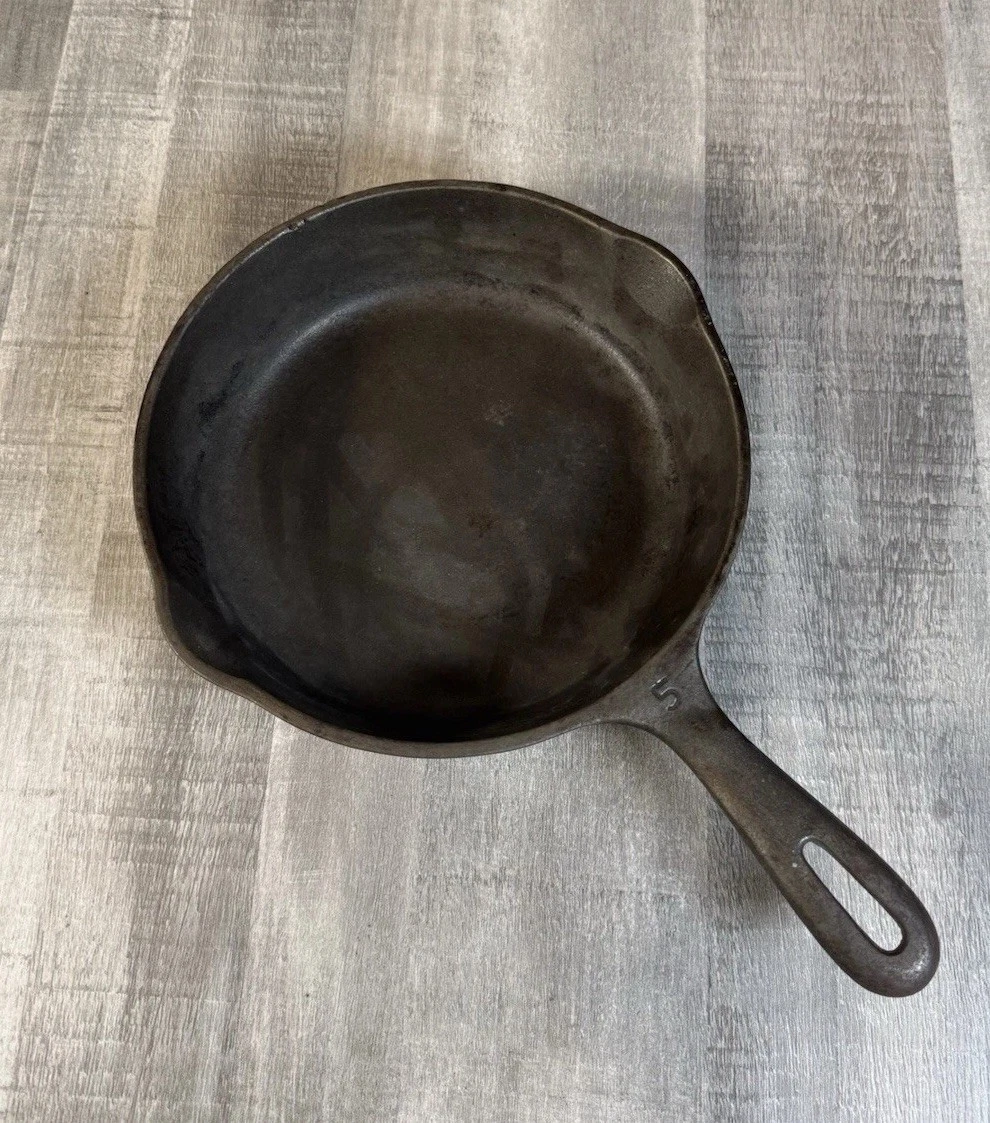 Vintage #5 Unmarked Wagner Ware 8" Inch Cast Iron Skillet “S” Double Spout USA