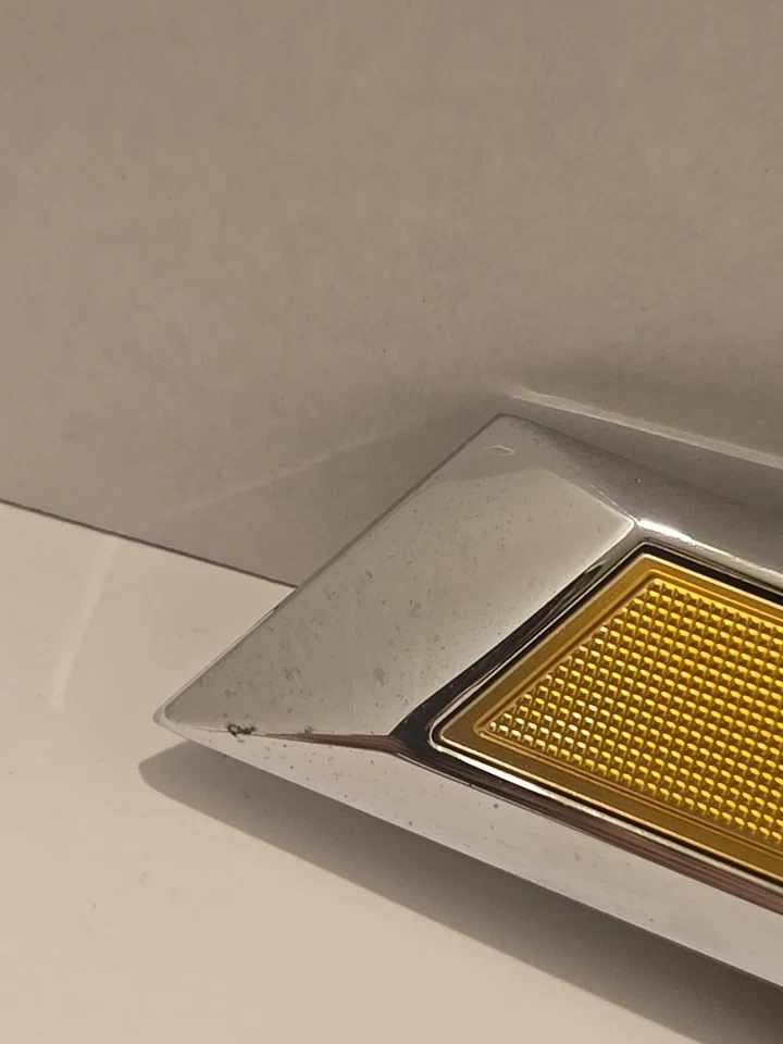 Chevrolet Equinox 2018-2024 parrilla delantera emblema pajarita dorado 23136671 usado OEM Foto 2 de 4