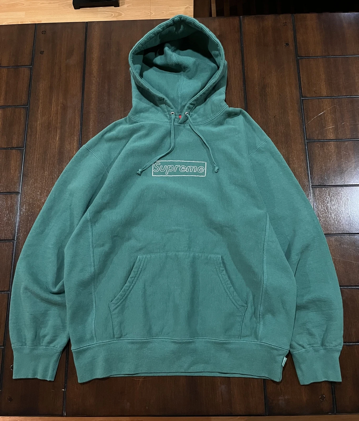 Sweat à capuche Supreme KAWS logo craie vert pin clair taille M
