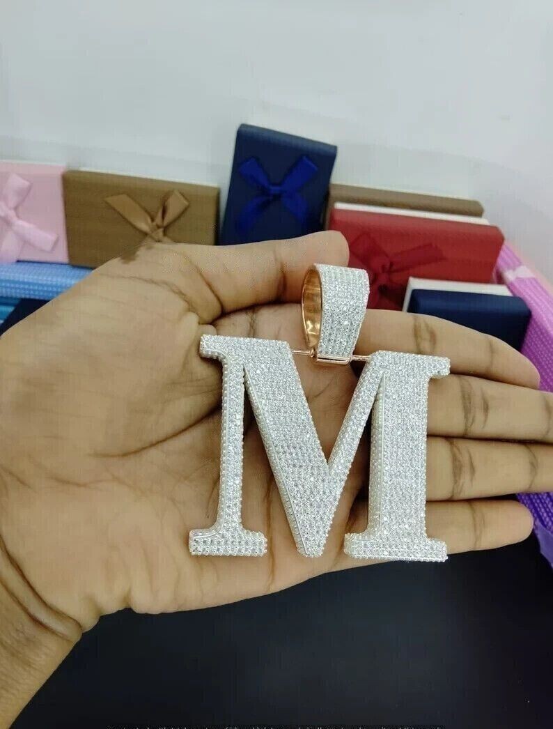 Colgante de letras M redondo creado en laboratorio de 2,00 quilates para hombre con diamantes enchapados en oro amarillo 14 K