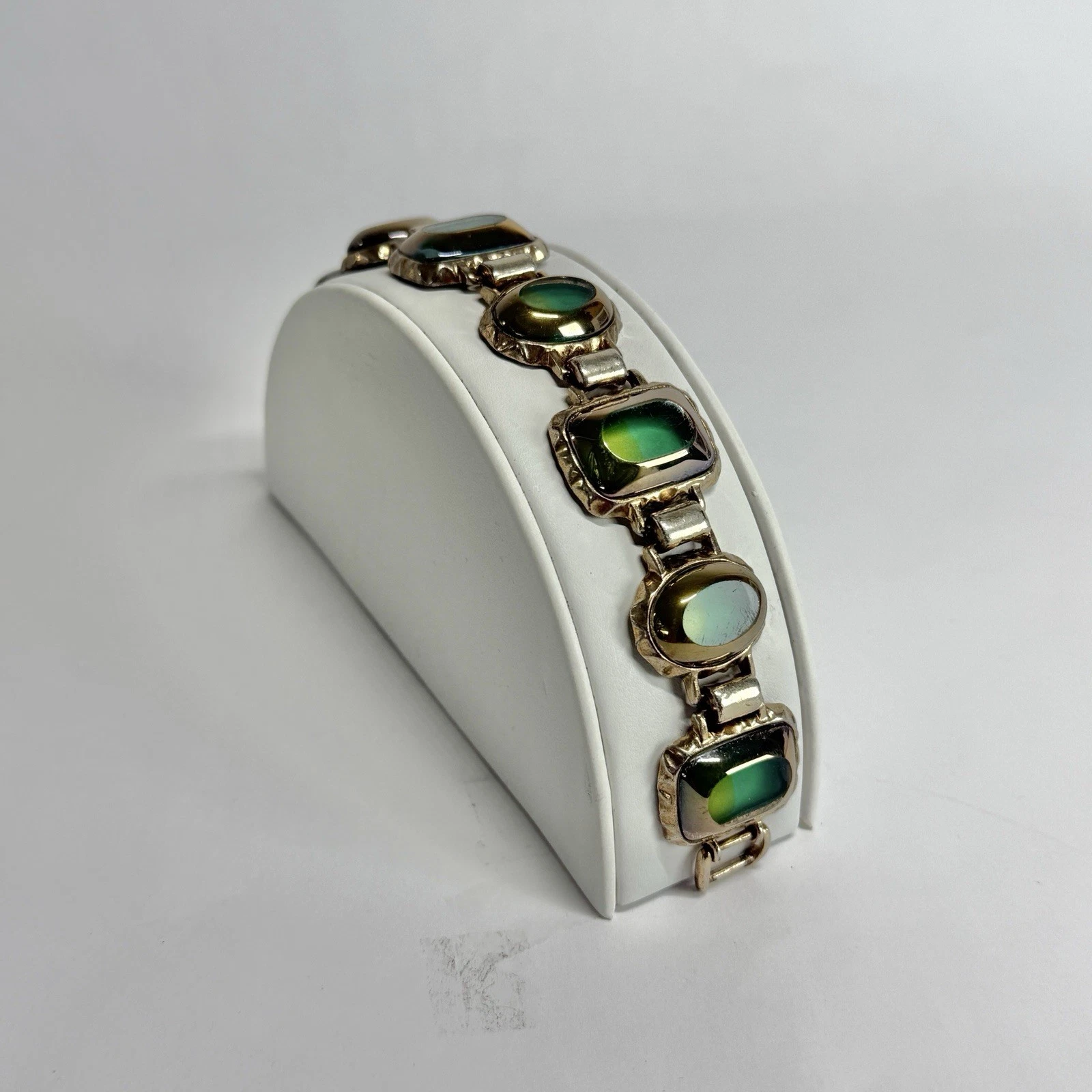 LIZ CLAIBORNE Green Cabochon Link Silver Tone Vintage Bracelet Jewelry Br193