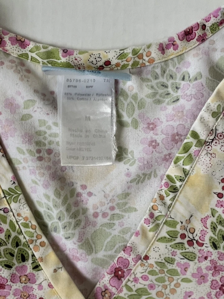 S B SCUBS FLOWERY PATTERN PRE OWNED SZ MEDIUM SCRUBS Nurse scrubs  - Image 4 of 4