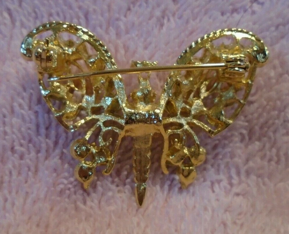 Broche prendedor mariposa grande dorado y cristal transparente Foto 3 de 3