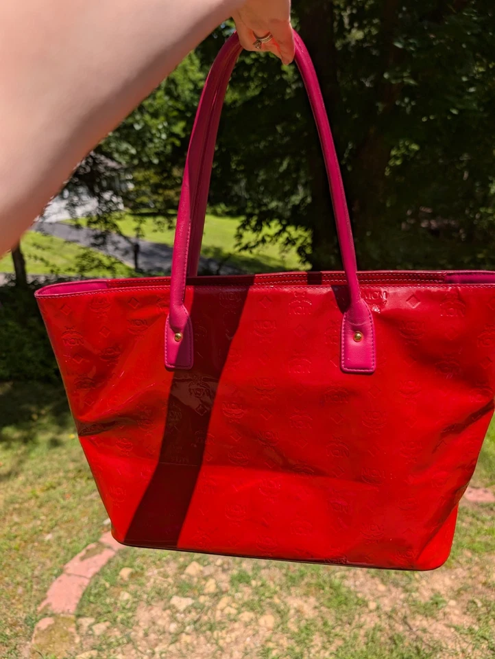 Auténtico bolso de mano MCM rojo y rosa en excelente estado usado Foto 2 de 4