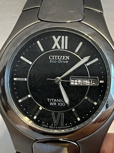 Citizen Eco Drive WR-100 Titan Uhr, schwarzes Zifferblatt