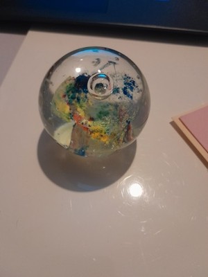 * UNMARKIERTER GLAS BRIEFBESCHWERER HOCKE 68 MM FARBEXPLOSION FLACHER BODEN #ZBF63