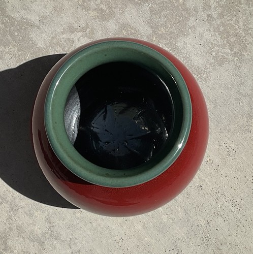 Jarrón de cerámica esmaltada roja y verde firmado por artista Studio Art Pottery - Imagen 3 de 8