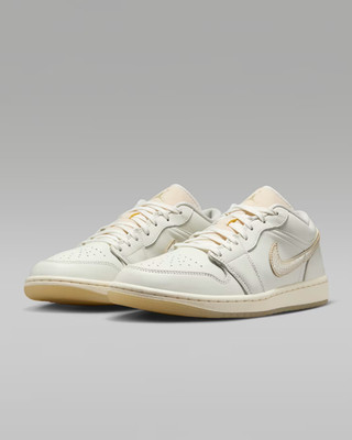 HV5157-100 Nike Air Jordan 1 Low Sail Pale Ivory Team Gold (Damen)