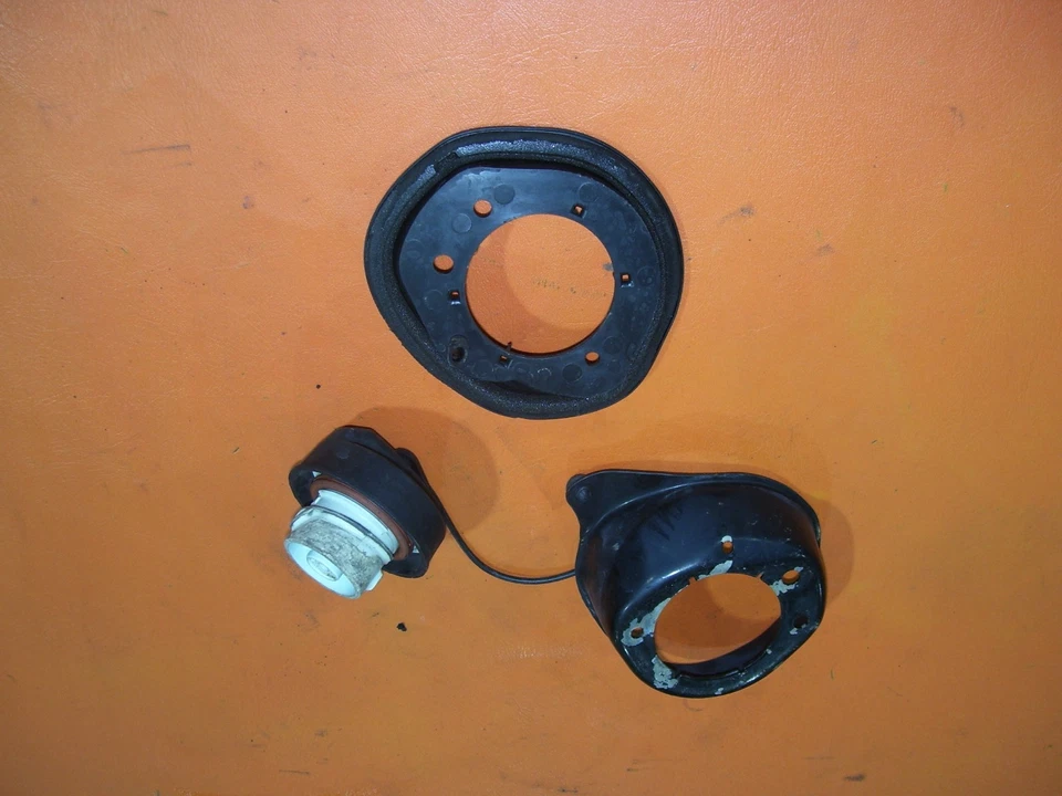 2006 Mazda RX8 RX-8 Fuel Gas Tank Filler Cap Neck Assembly Foto 2 de 3