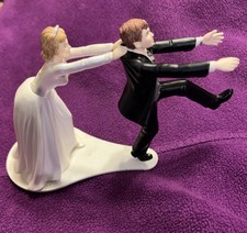 WEDDING CAKE TOPPER FIGURINE BRIDE AND GROOM HUMOR FUNNY COUPLE CHASSING GROOM