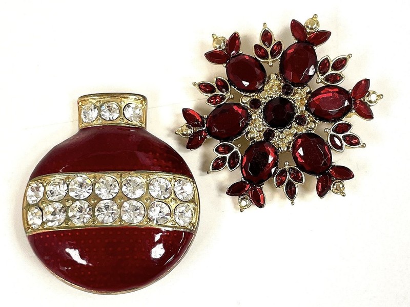Gold Tone En Enamel & Rhinestone Christmas Themed Brooch Lot 33.3g