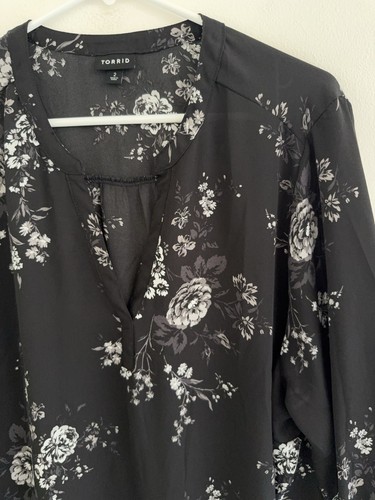 Blusa Pullover Torrid Georgette Alta Baja Negra Floral Manga Larga 2XL - Imagen 2 de 6