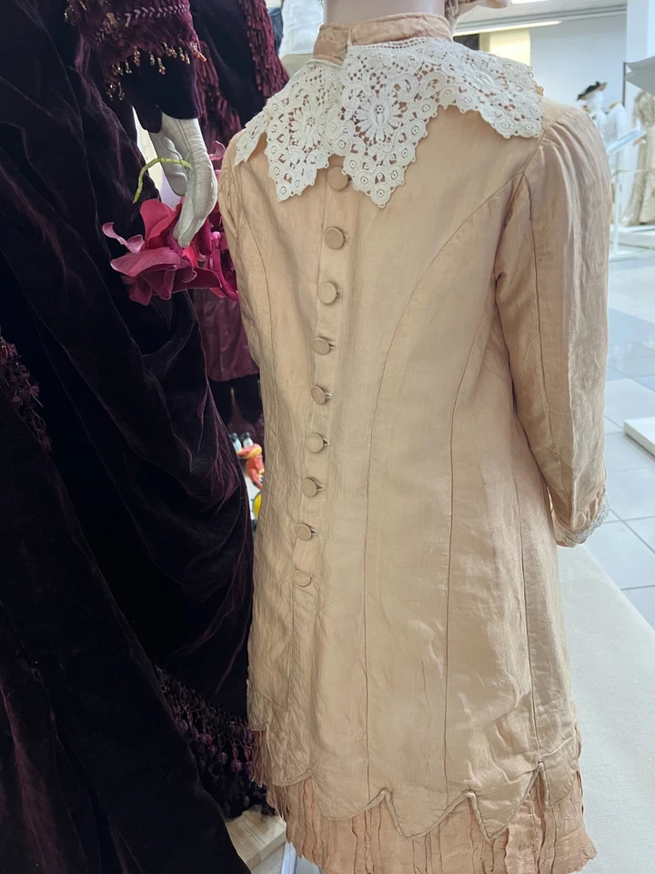 Vestido infantil antiguo. Europa, 1880-1890. Foto 2 de 4