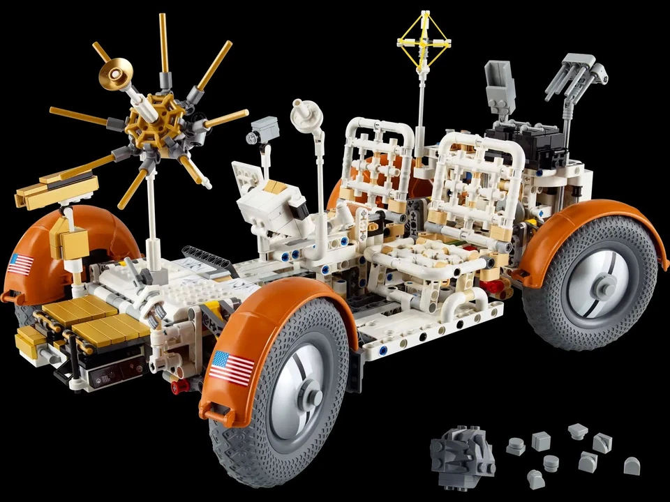 LEGO TECHNIC: NASA Apollo Lunar Roving Vehicle-LRV (42182) *RETIRING SOON* MINT - Image 3 of 4