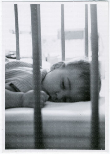 Schlafen hinter Gittern, Schnappschuss um 1960 - Bild 1 von 3