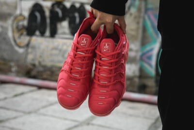 all red air max vapormax plus