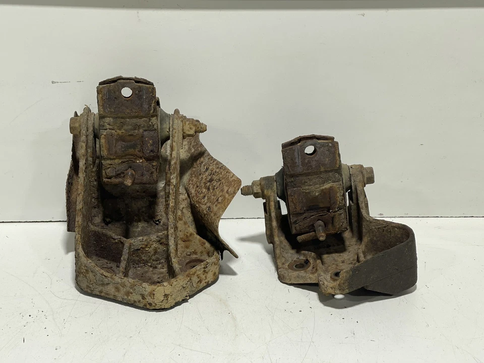 Jeep TJ Wrangler 4.0 Motor Engine Mounting Brackets 2000-2006 PAIR OEM CC 63 - Image 2 of 4
