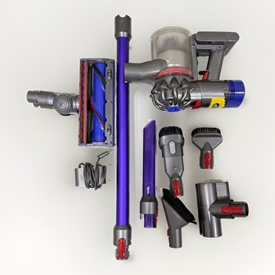 Dyson V7 Animal+ SV11 Cordless Vacuum w/ Attachments Charger - READ
