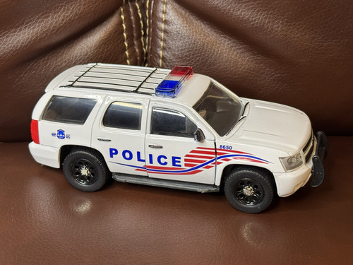 Jada Hero Patrol 2010 Chevy Tahoe Washington, DC Police Dept. 1:32 Die Cast Car - Picture 2 of 5