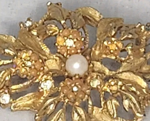 Vintage Flower Brooch Pin Unsigned Pearl Center Gold Metal 1960's Large - Picture 2 of 5