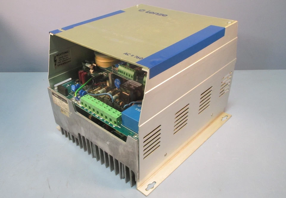 Cubierta agrietada Lenze AC 760 AC tipo unidad 765 EE. UU. 3 x 0-460 V 9,5 A 0-110 Hz  Foto 4 de 4