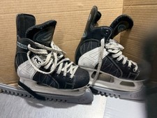 CCM Powerline 120 Młodzieżowe łyżwy hokejowe Rozmiar 2 SL-1000 Ostrza Czarne Białe