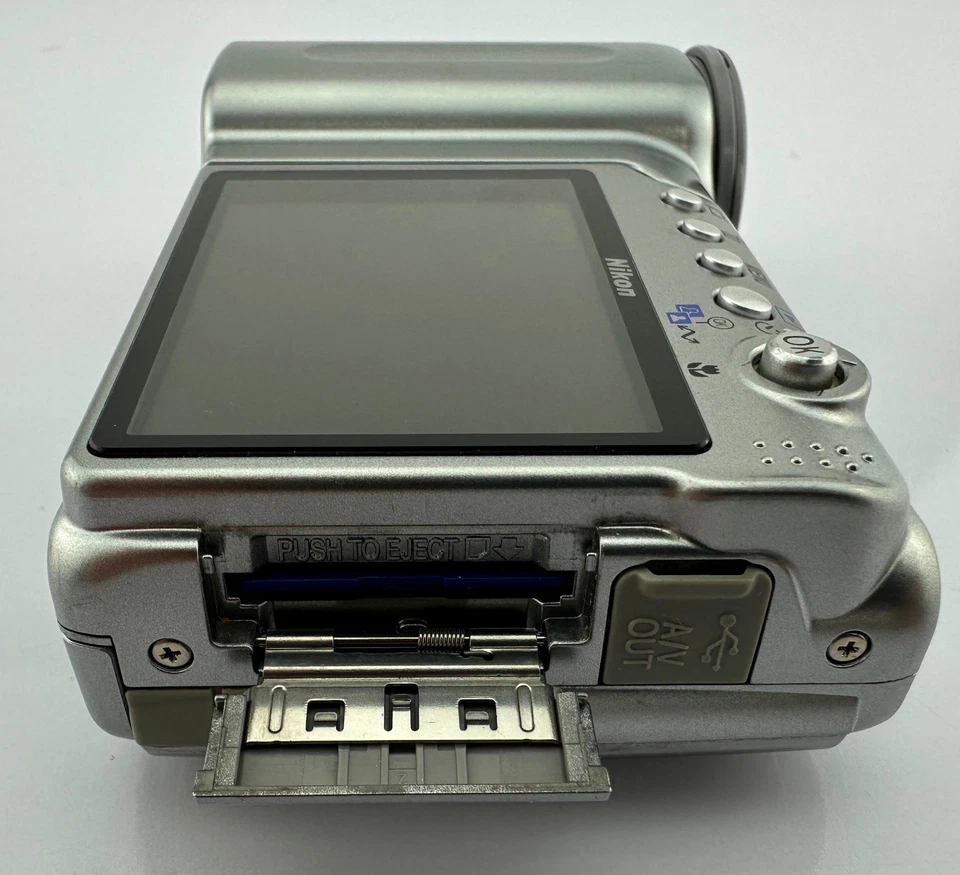 Nikon Coolpix S4 6MP Digital Camera 10x Swivel Zoom. 2.5 in LCD Tested and works - Image 4 of 4