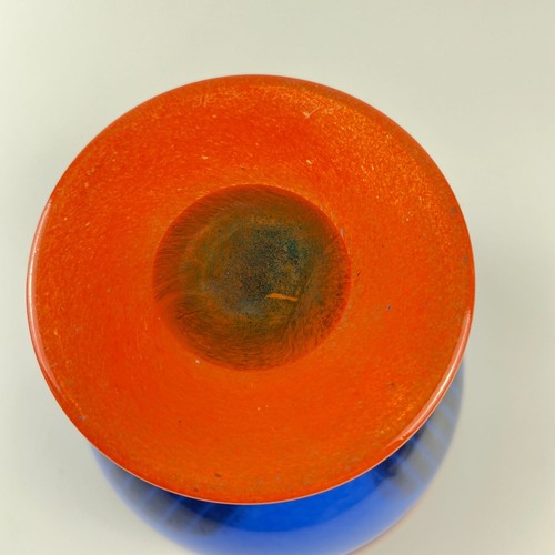 Florero modernista contemporáneo Transjo Hytta arte vidrio azul rojo con patas pedestal arco - Imagen 5 de 11