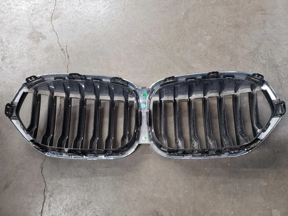 Parrilla superior BMW X1 20 21 22 sin equipamiento aerodinámico M Foto 4 de 4