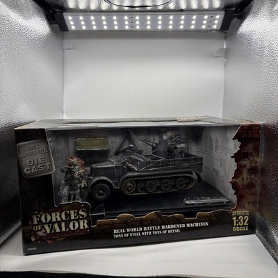 FORCES OF VALOR: German Sd.Kfz 7/1 mit 2cm, Flakvierling 38, 1:32 No 80039