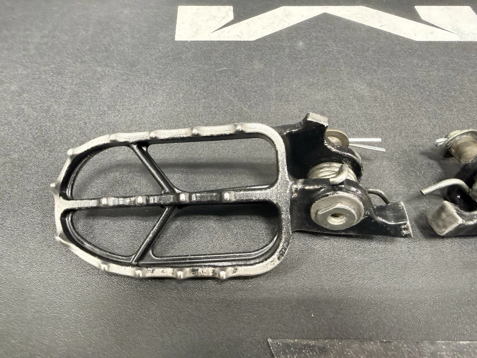 2023 年本田 CRF250R 左脚和右脚钉套装 - 50660-MKE-A70,50670-MKE-A70 状况良好 — 第 4/4 张图片