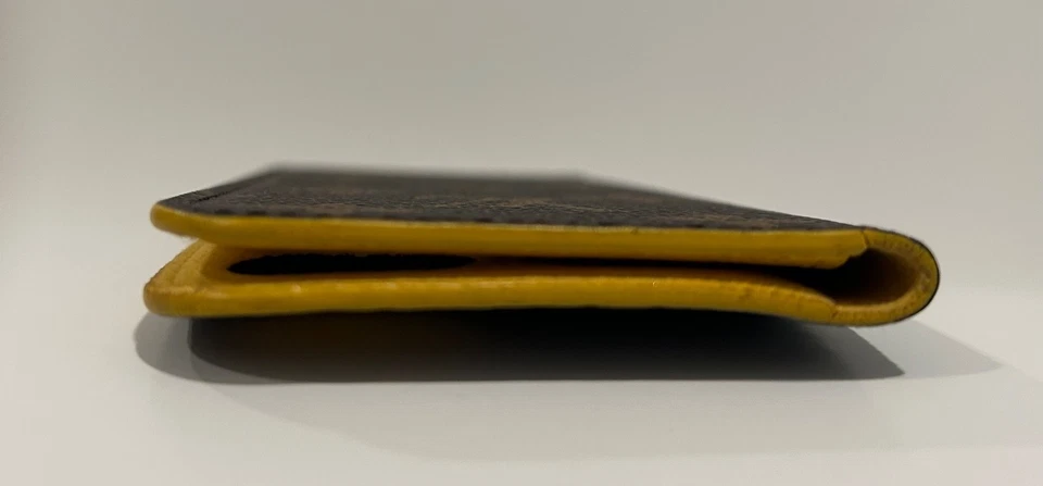 Funda folio para teléfono Louis Vuitton - lona monograma con interior amarillo Foto 4 de 4