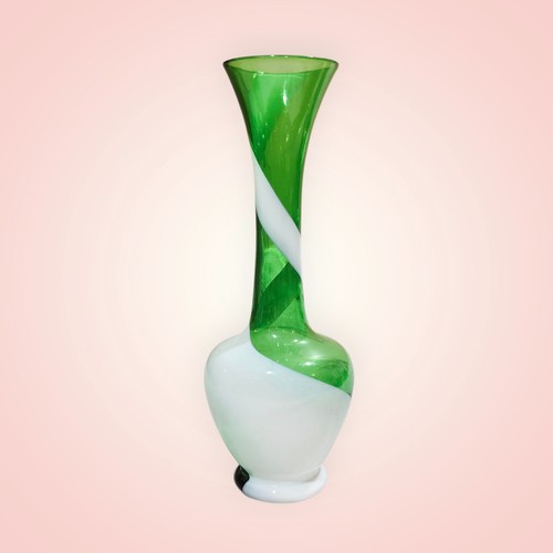 Jarrón de vidrio artístico vintage de 8" MCM verde esmeralda blanco remolino - Imagen 5 de 6