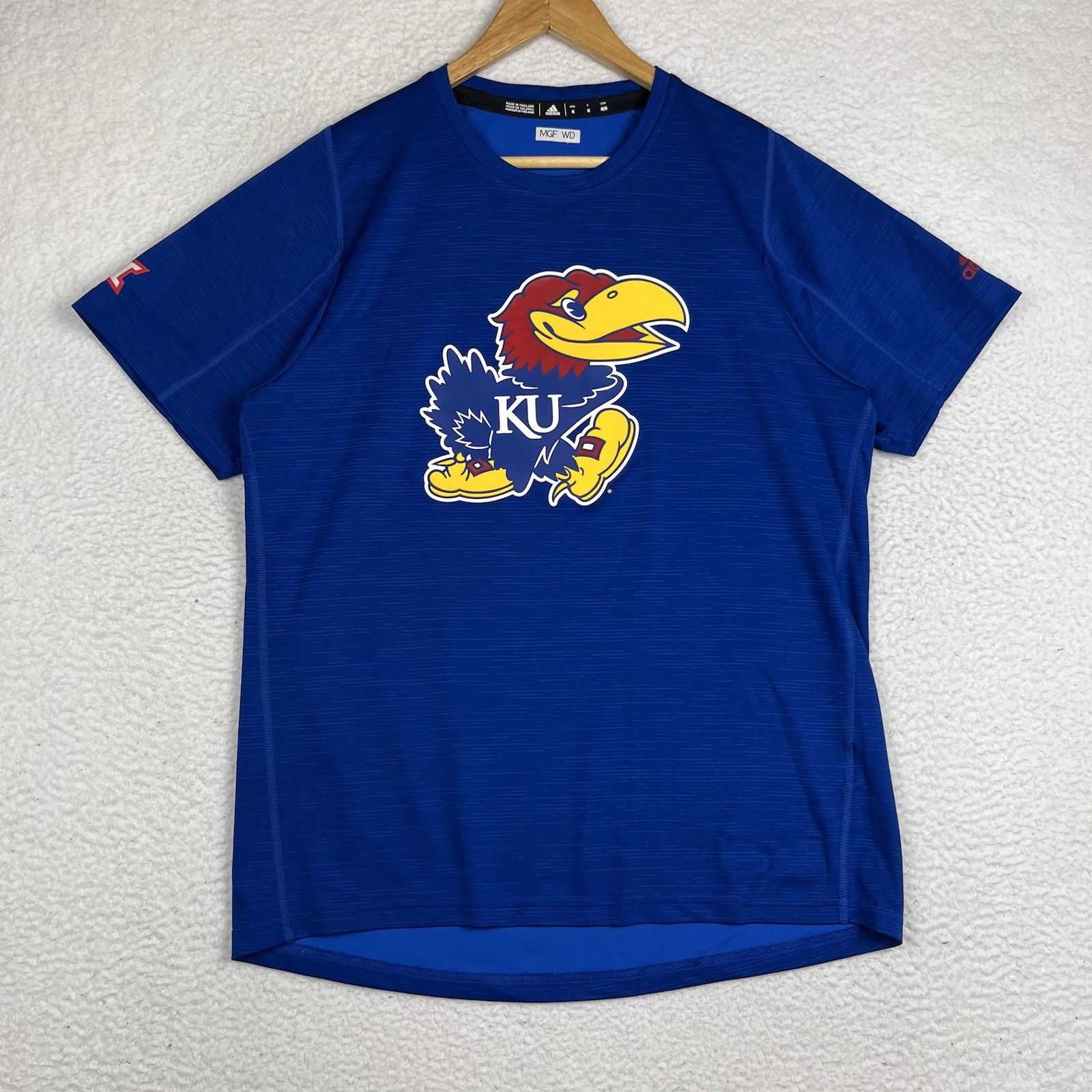 FILA Adidas Kansas Jayhawks T Shirt Uomo Blu Medio Rilasciato Squadra Manica Corta Big Jay
