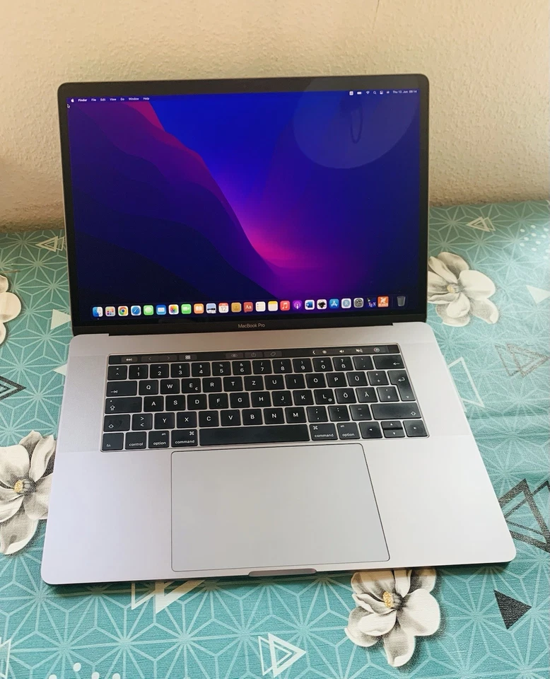 MacBook Pro 15“ Quad Core Intel i7 16GB RAM 256GB SSD 2GB Graphics Space Gray - Bild 4 von 4