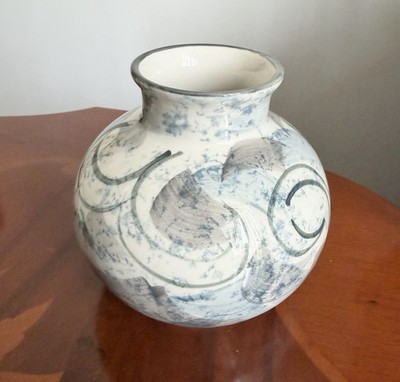 Schöne handbemalte Vase von Poole Pottery in weiß & blau, Da Vinci Design
