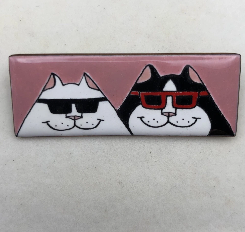 Broche prendedor vintage firmado Elvie Zell esmalte cobre gatos con gafas de sol Foto 2 de 4
