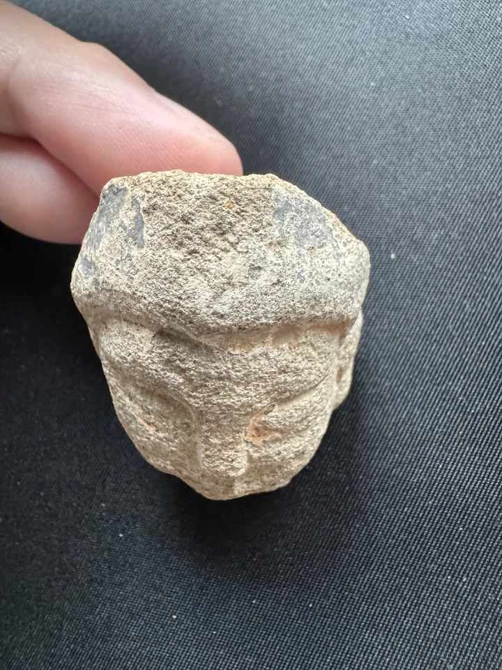 Миниатюрная голова Будды из песчаника династия Северная Вэй - династия Тан - Изображение 3 из 4