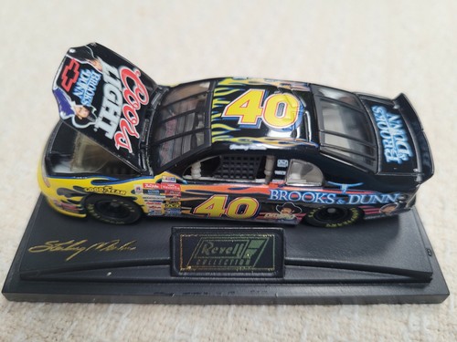 Coors Light #40 Matchbox Car, Revell-- Sterling Marlin / Brooks & Dunn - Picture 3 of 8
