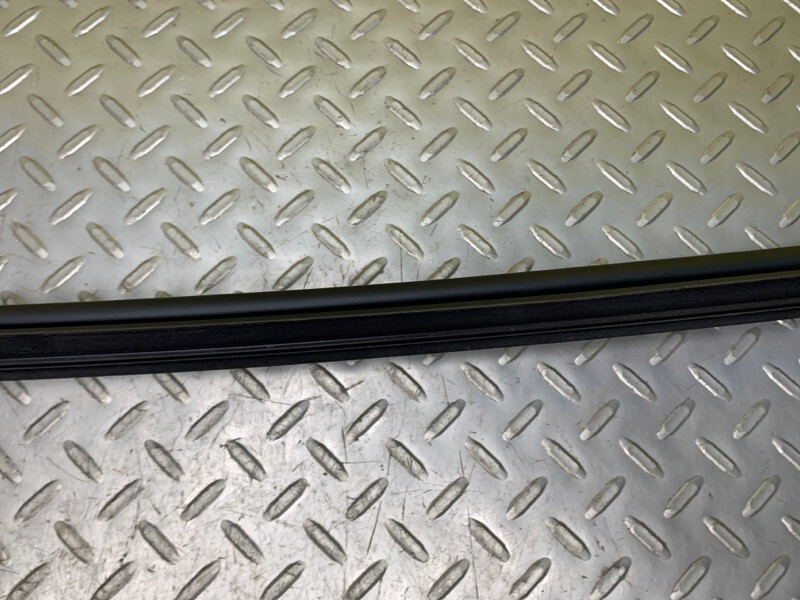 08 09 10 Bentley Continental Front Right Door Window Seal Rubber OEM 3W8837514C