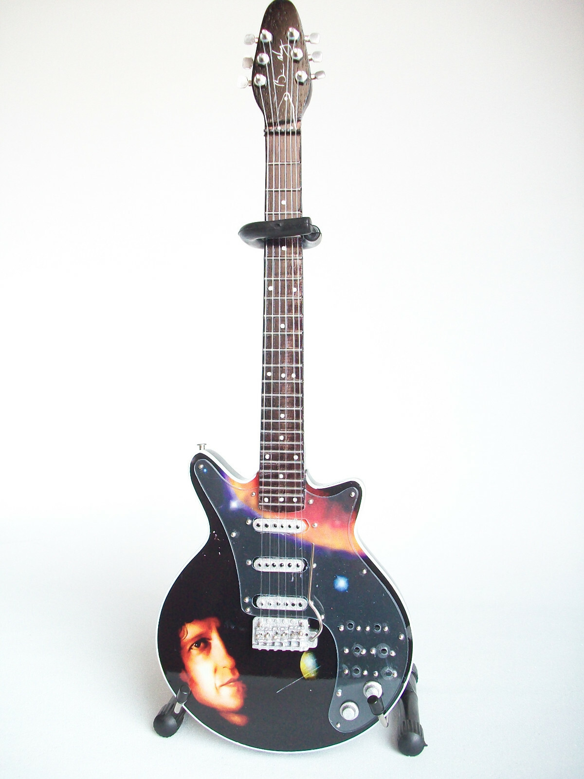 Guitare miniature Brian May Axe Heaven : décorez votre studio avec la réplique Queen en bois
