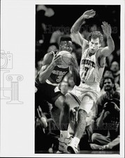 1989 Press Photo Hornets' Kelly Tripucka is fouled by Portland's Cliff Robinson