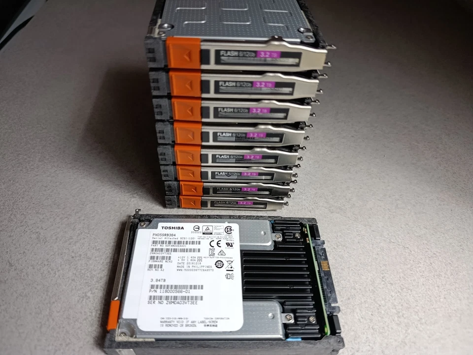 005052377 EMC FLASH SSD 3.2TB SAS 6/12G 2.5" SFF for Unity 300 400 500 600 65282 - Immagine 2 di 4