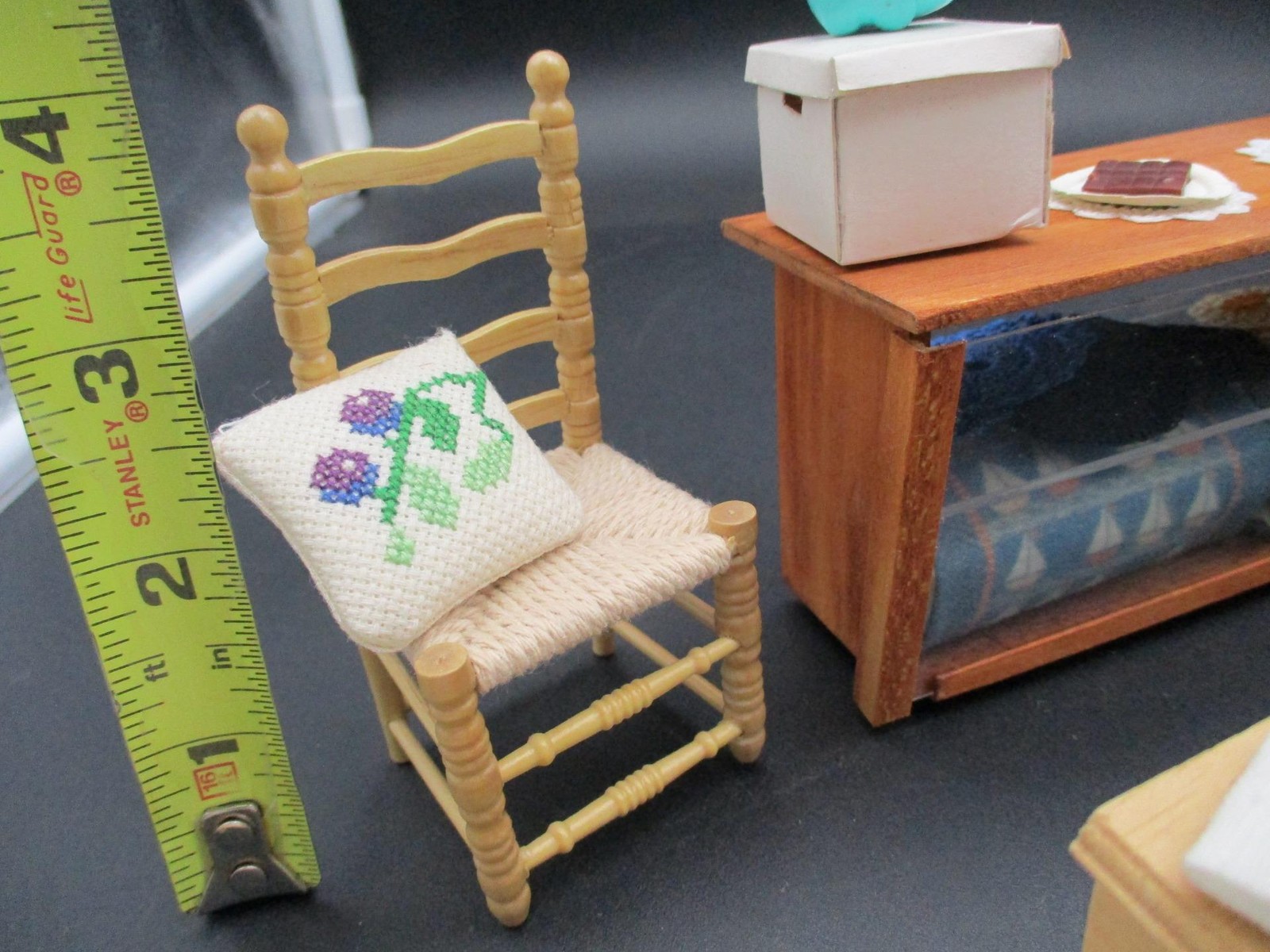как выглядит Dollhouse Miniatures GRANDMAS QUILT SHOP Store Supplies Furniture Cash Register фото