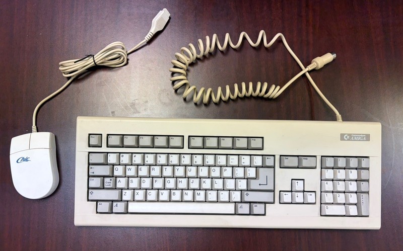Commodore Amiga 2000 Computer Keyboard Tested Working Condition & Amiga mouse