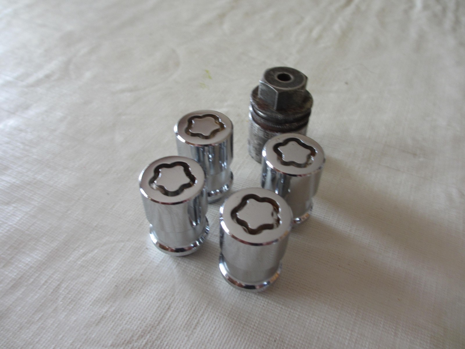 McGard locking lug nuts 7/16" conical seat (#04640)