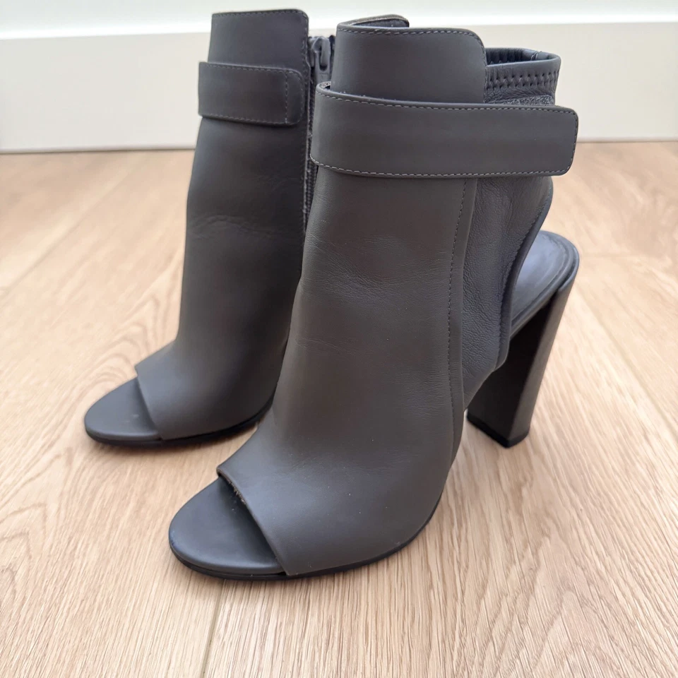 Botines VINCE Talla 38 Cuero Punta abierta Gris Hechos en Italia Cremallera Lateral Usados en Excelente Condición Foto 2 de 4