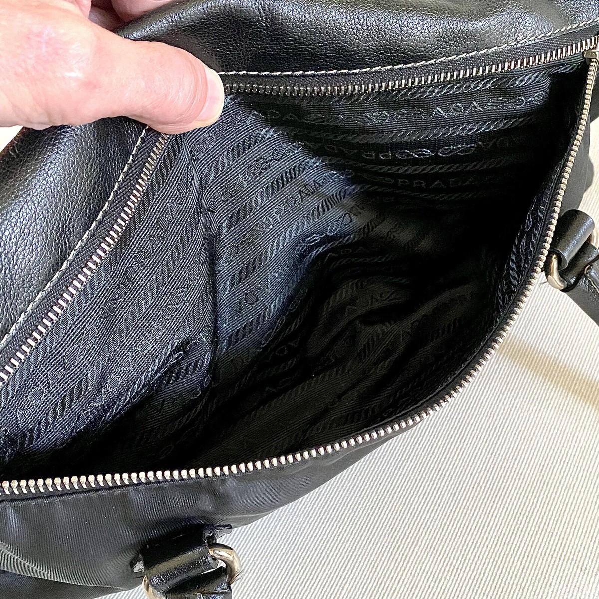 AUTHENTIC VINTAGE PRADA NYLON & LEATHER TESSUTO PUSH-LOCK AUTHENTIC VINTAGE PRADA NYLON & LEATHER TESSUTO PUSH-LOCK