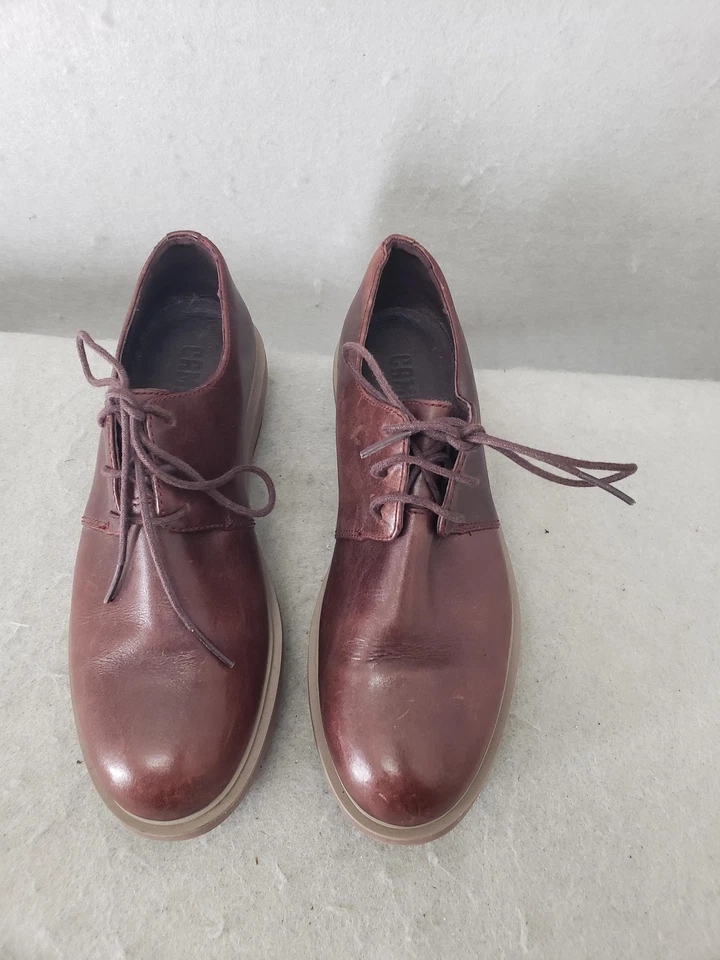 Zapatos informales cómodos Camper Oxford 4.5 de cuero borgoña con cordones parte superior baja para mujer Foto 3 de 4