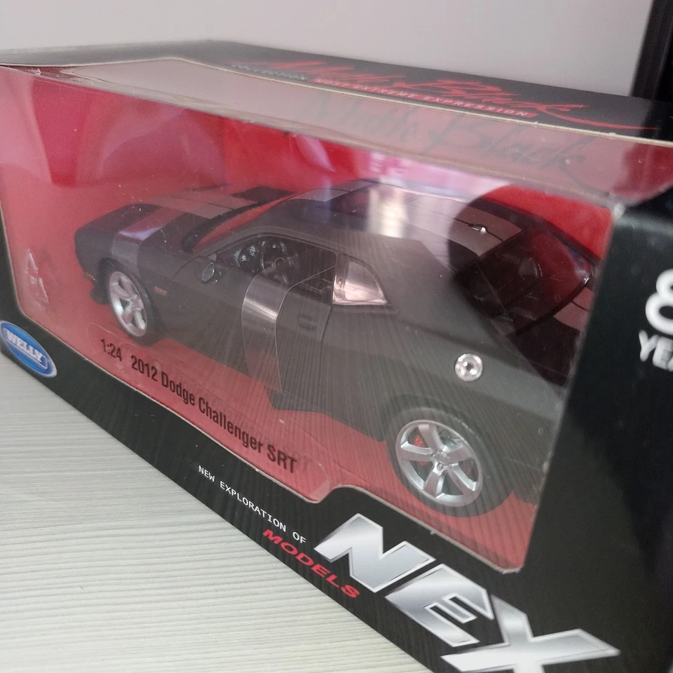 Dodge Challenger Srt 1/24 Welly Diecast Modellino Auto Sportiva Nuova - Immagine 3 di 4